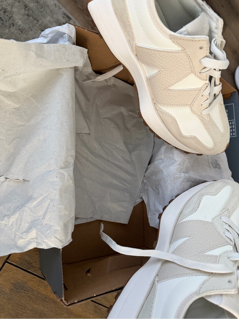 Wmns New Balance 327 size9 in beige & white - Picture 2 of 11